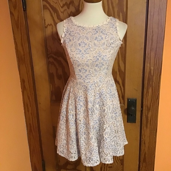 Feminine lace fit & flare dress - Picture 5 of 13